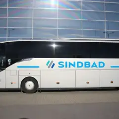 Biały autokar Sindbad z niebieskim logo. Sprawdź sindbad ceny biletów na podróż!