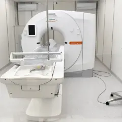 Nowoczesny tomograf komputerowy Siemens SOMATOM go.Top. Sprawdź aktualną tomograf cena.