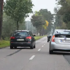 Srebrny Toyota Prius i czarny Opel Astra jadą drogą. Czy można przekroczyć prędkość podczas wyprzedzania?