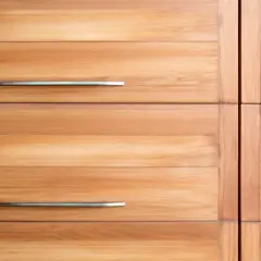 Anteprima di un mobile con cassetti in legno di frassino, con maniglie metalliche.