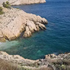 Crique rocheuse aux eaux turquoise, un coin de paradis qui pourrait bien être la plus belle plage de Marseille.