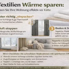 Graue, schwere Vorhänge hängen vor einem Fenster und isolieren es. Eine **Gardine vor Heizung** schützt vor Kälte.
