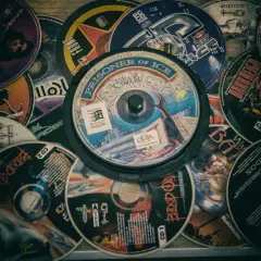 Stos starych płyt CD z grami, w tym "Prisoner of Ice: Call of Cthulhu".