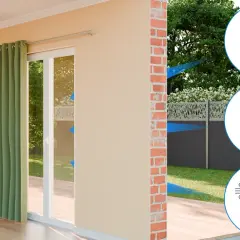 Vue d'une porte-fenêtre et d'un jardin avec des icônes symbolisant l'air, l'eau et le vent. Ce type de serrure assure une bonne étanchéité.