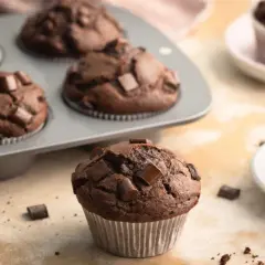 Saftige Schokomuffins mit Schokostückchen, perfekt für ein schnelles schokomuffins rezept.