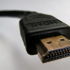 Złącze HDMI, gotowe do podłączenia, by przesyłać obraz i dźwięk.