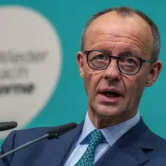 Mann mit Brille spricht ins Mikrofon. Im Hintergrund eine Deutschlandkarte mit Flaggenfarben und der Aufschrift "Wieder nach vorne". Möglicherweise im Kontext einer rtl aktuell umfrage.