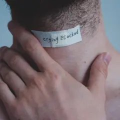 Dłoń na szyi, plaster z napisem "crying blocked". Jak przestać płakać?