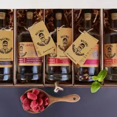 Zestaw nalewek na wesele od Dziadka Tadeusza: jarzębinowa, malinowa, gorzka i inne. Idealny prezent!