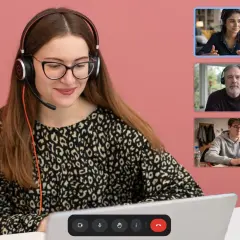Frau mit Headset im Videoanruf, fragt "Dobro jutro, welche Sprache?" und spricht mit drei Personen.