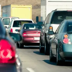 Korki na drodze, gdzie wymijanie jest niemożliwe. Samochody stoją jeden za drugim.