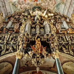 Złota, barokowa fasada organów w Leżajsku, pełna rzeźb i zdobień, to jedna z głównych atrakcji miasta.