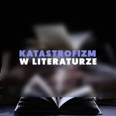 Otwarta księga, symbolizująca literaturę, na tle innych książek. Napis "KATATROFIZM W LITERATURZE" sugeruje mroczne opowieści.
