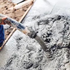 Praca z świeżym betonem: wylewanie i rozprowadzanie masy betonowej.