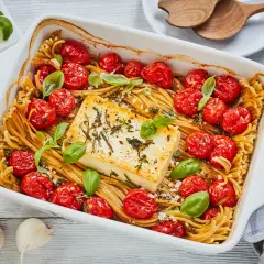 Herzhafte Feta Pasta mit Kirschtomaten und frischem Basilikum, direkt aus dem Ofen.