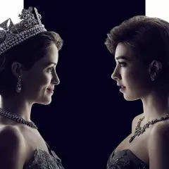 Dwie królowe, bohaterki serialu "The Crown", patrzą na siebie. Jedna w koronie, druga w eleganckiej sukni.