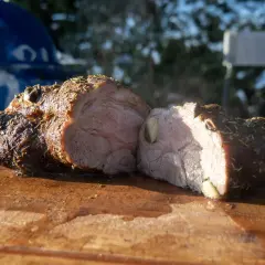 Soczysta karkówka z ziołami, idealna do grillowania. Dowiedz się, ile grillować karkówkę na grillu elektrycznym, by była perfekcyjna.