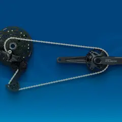 Napęd rowerowy Shimano CUES: korba, przerzutka i kaseta połączone łańcuchem na niebieskim tle.