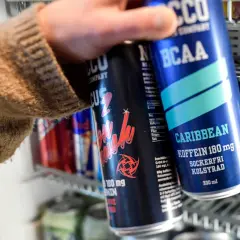 Hand plockar NOCCO Caribbean med 180 mg koffein per 100 ml. Sockerfri och kolsyrad energidryck.