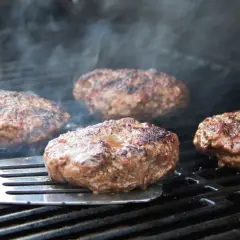Aromatyczne burgery z grilla parują, gotowe do podania.