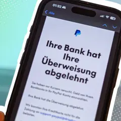 Smartphone zeigt PayPal-Nachricht: "Ihre Bank hat Ihre Überweisung abgelehnt". Ärgerlich, wenn die Zahlung fehlschlägt.