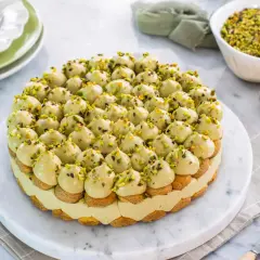 Torta deliziosa con crema al pistacchio e biscotti, decorata con granella di pistacchi. Un vero piacere per gli occhi e il palato.