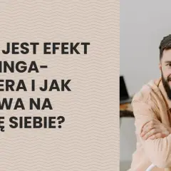 Mężczyzna z brodą uśmiecha się, siedząc przy biurku. Tekst na ekranie pyta o efekt Dunninga-Krugera i jego wpływ na samoocenę, omawiając psychologiczne aspekty.