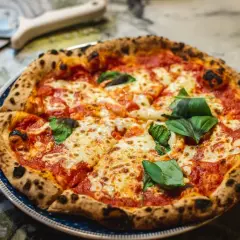 Gdzie powstała pizza? Odkryj sekrety neapolitańskiej legendy
