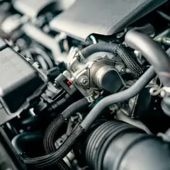 Silnik diesla z widocznymi przewodami i elementami układu paliwowego. Przyczyny wypadania zapłonu diesel mogą być różne, od problemów z wtryskiwaczami po zanieczyszczenia.
