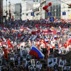Großer Menschenauflauf mit Fotos und Fahnen in Russland am 8. Mai Feiertag.