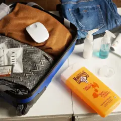 Pakowanie do bagażu podręcznego: kosmetyki w małych opakowaniach, ubrania, szczotka. Pamiętaj o płynach do 100 ml, czego nie można mieć w bagażu podręcznym.
