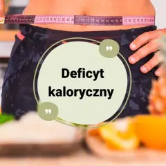 Kobieta mierzy talię centymetrem. Centralnie umieszczony napis "Deficyt kaloryczny" sugeruje, jak obliczyć deficyt kaloryczny dla zdrowej sylwetki.