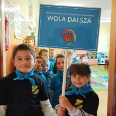 Dzieci wesoło wybiegły ze szkoły, niosąc tabliczkę "Wola Dalsza".