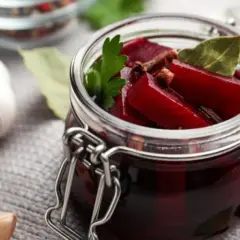 Słoik z buraczkami na zimę rewelacja. Aromatyczne, marynowane buraczki z dodatkiem czosnku i przypraw.