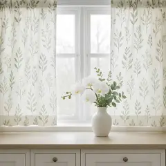Tende fai da te con delicato motivo botanico, perfette per un tocco naturale. Un vaso di orchidee bianche completa l'arredo.