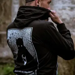 Jak ściągnąć naklejkę z bluzy? Bezpieczne metody krok po kroku