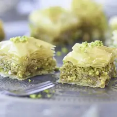 Słodka baklava, co to? Kruche ciasto filo z orzechami i syropem, posypane pistacjami. Idealna na deser.