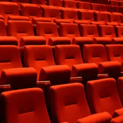 Puste czerwone fotele kinowe czekają na widzów. Czas na przerwę w teatrze, by napić się czegoś lub porozmawiać.