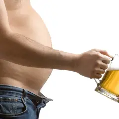 Brzuch i kufel piwa. Czy od alkoholu się tyje? To pytanie nurtuje wielu, gdy widzą takie obrazy.