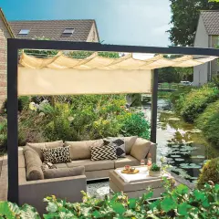 Nowoczesna pergola z wygodną sofą i stolikiem, idealna do relaksu nad kanałem. Świetny pomysł, czym ogrodzić taras, by stworzyć przytulną przestrzeń.