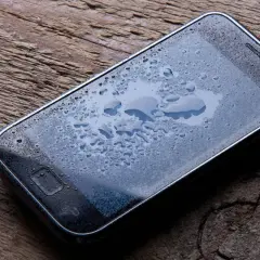 Zalany telefon: Działaj natychmiast! Uratuj go, zanim będzie za późno.
