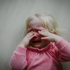 Małe niemowlę płacze i bije się po głowie, nie chce jeść.