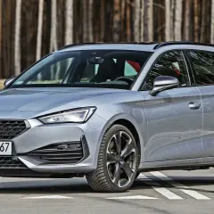 Srebrny Cupra Leon Sportstourer na drodze leśnej. Sprawdź jego imponujące cupra leon sportstourer wymiary.