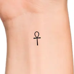 Delikatny ankh tatuaż na nadgarstku, symbol życia i wieczności.