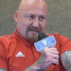 Maciej Sikorski, trener z tatuażami, udziela wywiadu.