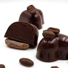 Mörka, glansiga veganska praliner med kaffebönor och kakaobönor. Ett recept för njutning.