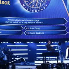 Na teleturnieju "Milionerzy" pytanie brzmi: "Kto jest ukryty pod charakteryzacją?". Publiczność w studiu, choć nie dostaje pieniędzy za klaskanie i taniec, z uwagą śledzi grę.