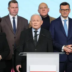 Jarosław Kaczyński przemawia, otoczony przez polityków PiS. Czy wewnątrz PiS dojdzie do rozłamu przed najbliższymi wyborami?