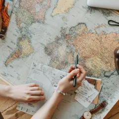 Planujesz chiny wycieczka last minute? Mapa świata, aparat i bilety czekają na podróż.