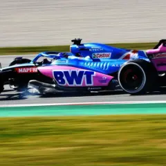 Bolid F1 Alpine z numerem 14 na torze. Zastanawiasz się, ile waży bolid F1? Ten waży minimum 798 kg.